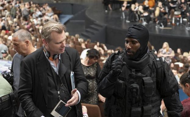 Christopher Nolan y John David Washington en el set de rodaje.