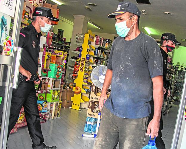 Dos policías y un cliente, ayer en un comercio de Barrio Peral.