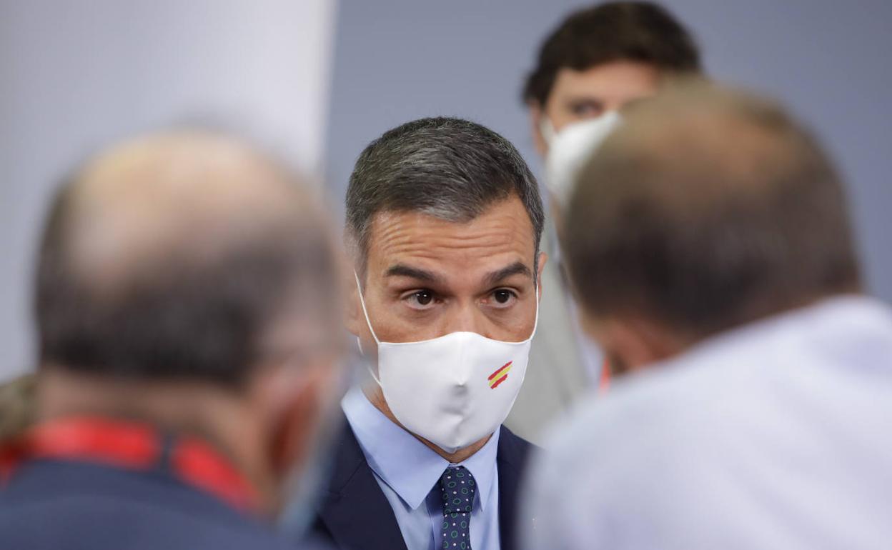 Sánchez conversa con los periodistas tras la rueda de prensa de este martes en la Moncloa. 