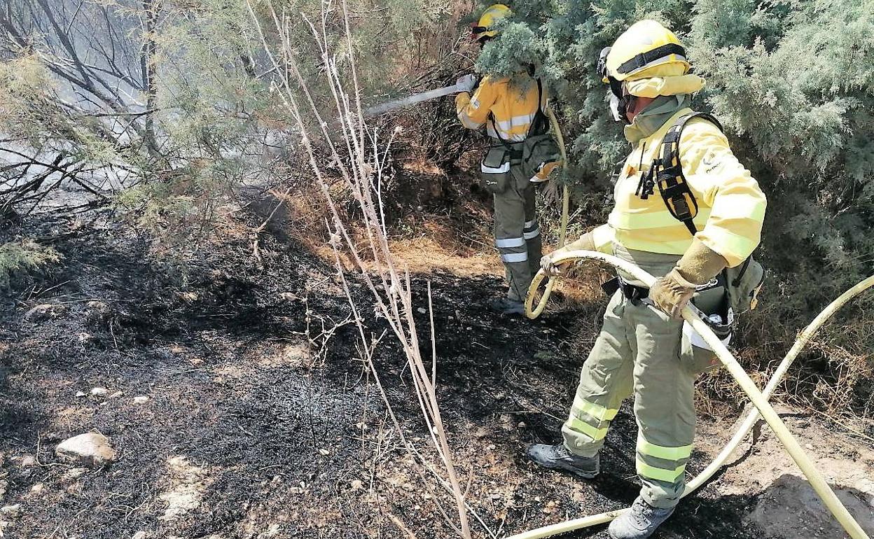 Efectivos de extinción, este jueves, trabajando en la zona.
