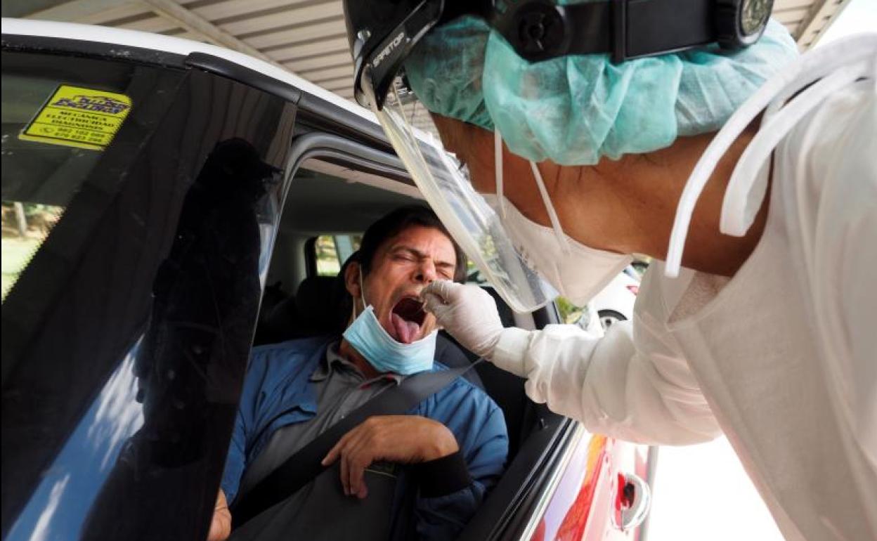 Un hombre se hace una prueba PCR.