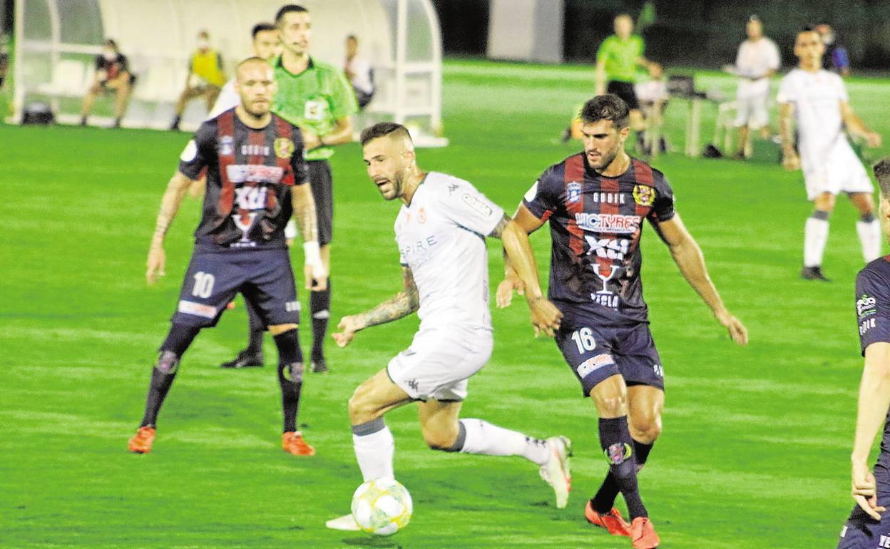 Carlos Selfa pugna por un balón con Dioni, de la Cultural, la pasada temporada.