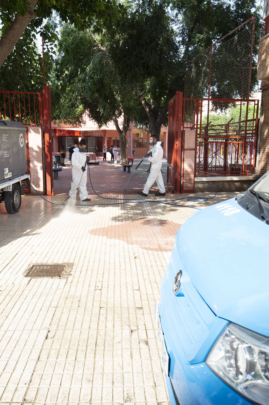 Fotos: Operarios desinfectan el colegio pública San Juan, en Murcia