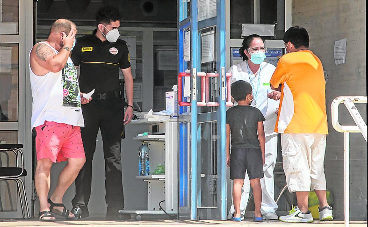 Accesos al centro de salud de Barrio Peral, en Cartagena, ayer. 