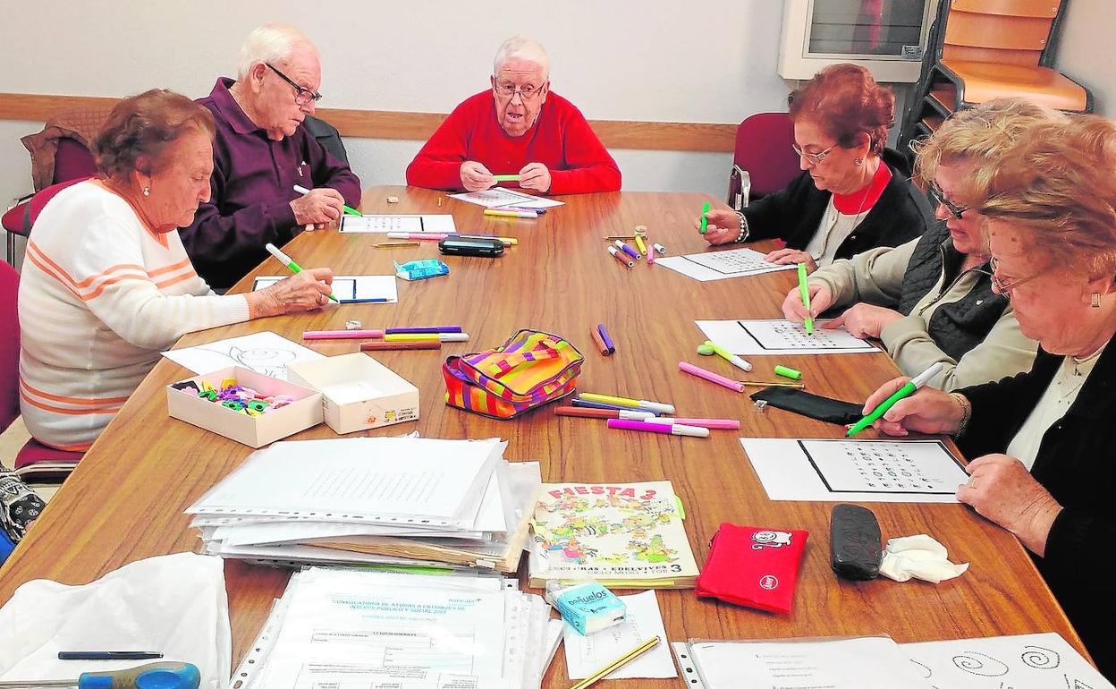 Usuarios de Afal en uno de los talleres que organiza la asociación. 