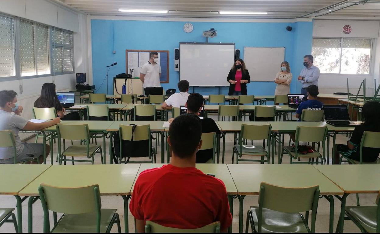 Un grupo de alumnos en el IES Aljada de Puente Tocinos, el pasado mes de julio.
