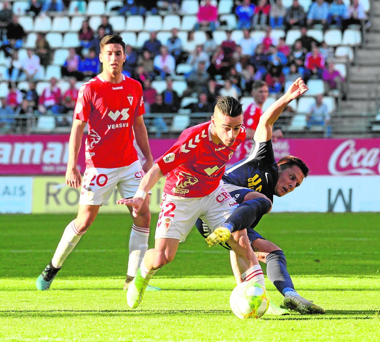 Dorrio pugna con Gurdiel en el Real Murcia-UCAM jugado el 23 de febrero; de pie, Meseguer. 