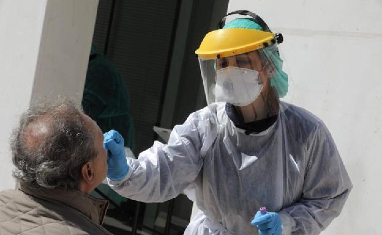 Un sanitario toma muestras para realizar una prueba de detección del coronavirus en una foto de archivo.