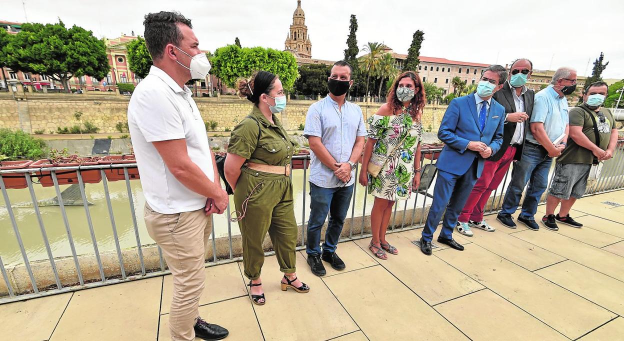 El presidente de Moros y Cristianos, Javier Arenas (i), junto a organizadores de otros actos culturales y el concejal Jesús Pacheco, ayer en los Molinos.