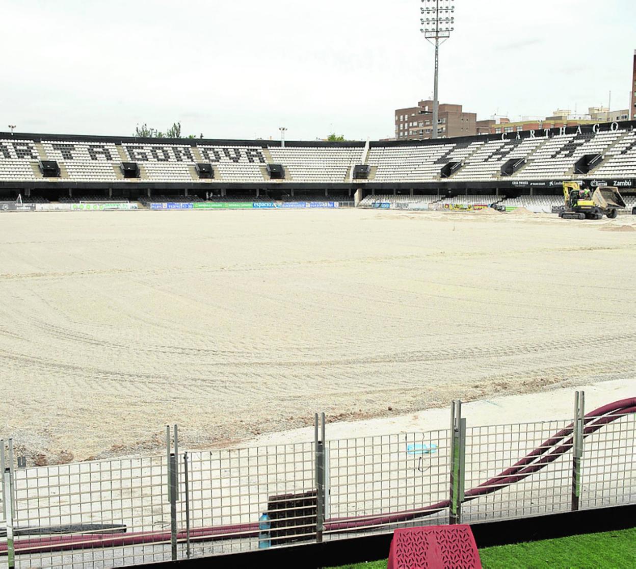 El estadio Cartagonova, ayer, cubierto por arena de sílice. 