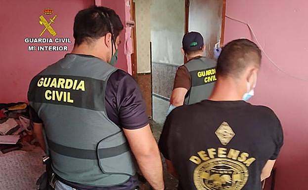 Agentes de la Guarcia Civil, en uno de los registros practicados contra la banda dedicada al robo de cobre.