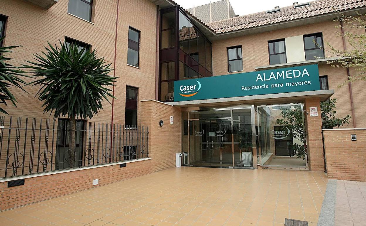 Entrada de la residencia de mayores Caser Alameda en Lorca, este jueves. 