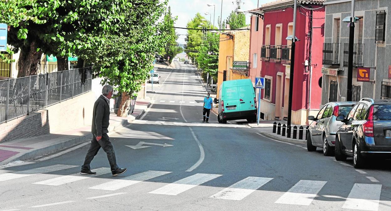 Un vecino de Archivel cruza una de las principales vías de la pedanía caravaqueña, ayer por la tarde. 