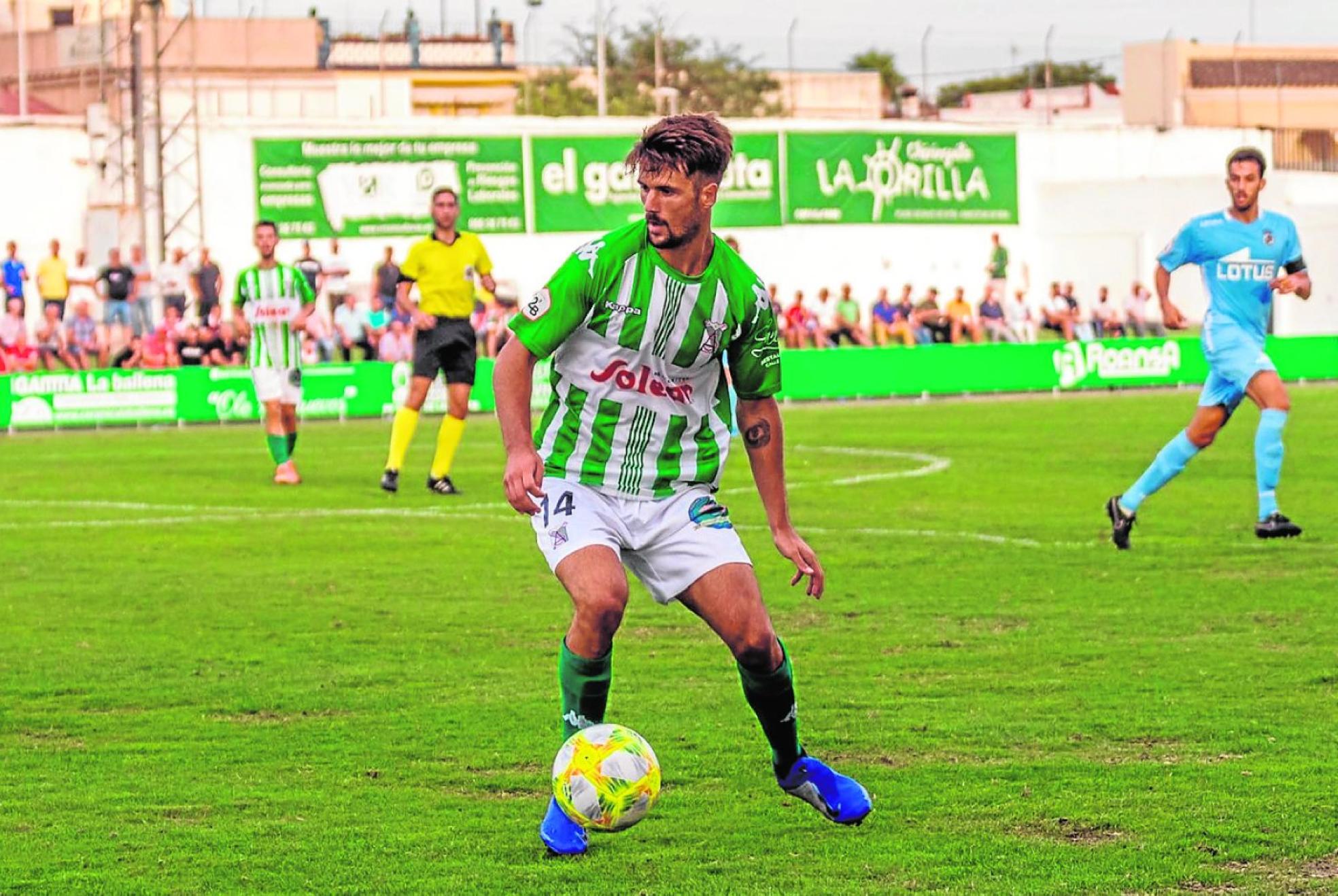 Mario Abenza controla el balón, en un partido con el Sanluqueño. 
