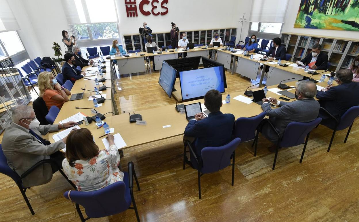 Imagen de la reunión del Consejo Interuniversitario de la Región celebrada en la sede de Consejo Económico y Social. 