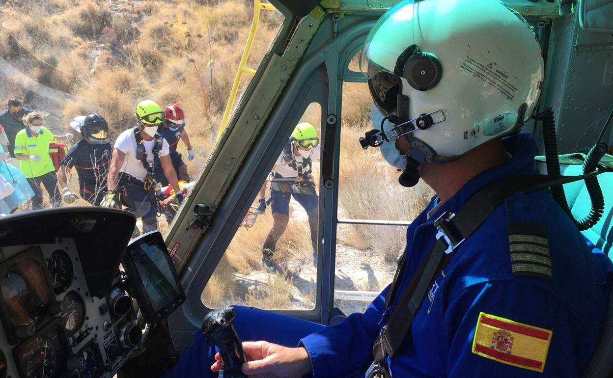 Rescate del hombre accidentado tras una caída, este domingo. 