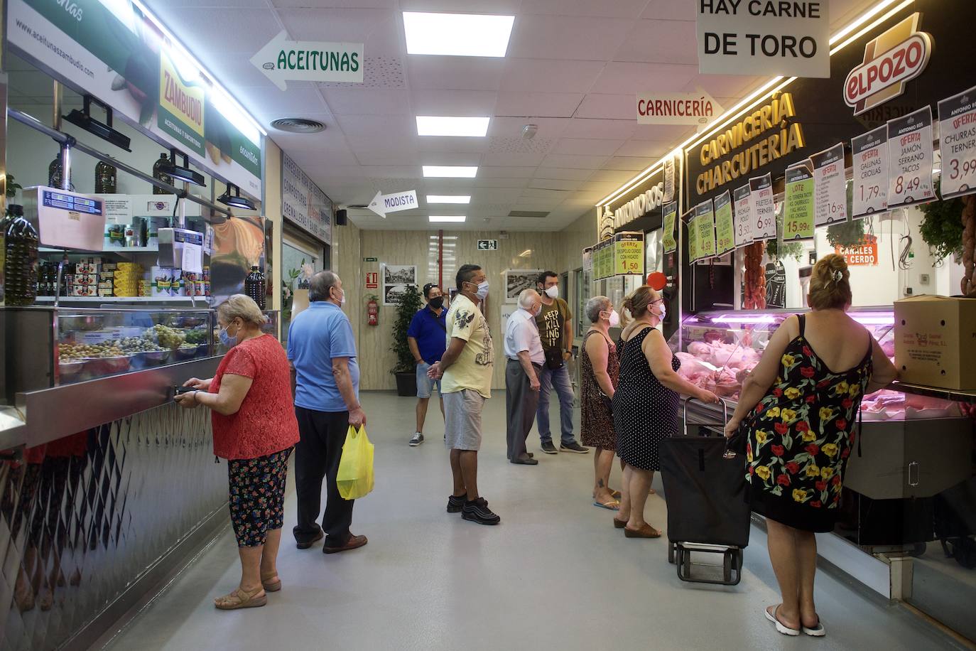 Fotos: La plaza de abastos de Vistabella, en Murcia, se refuerza ante posibles DANAs