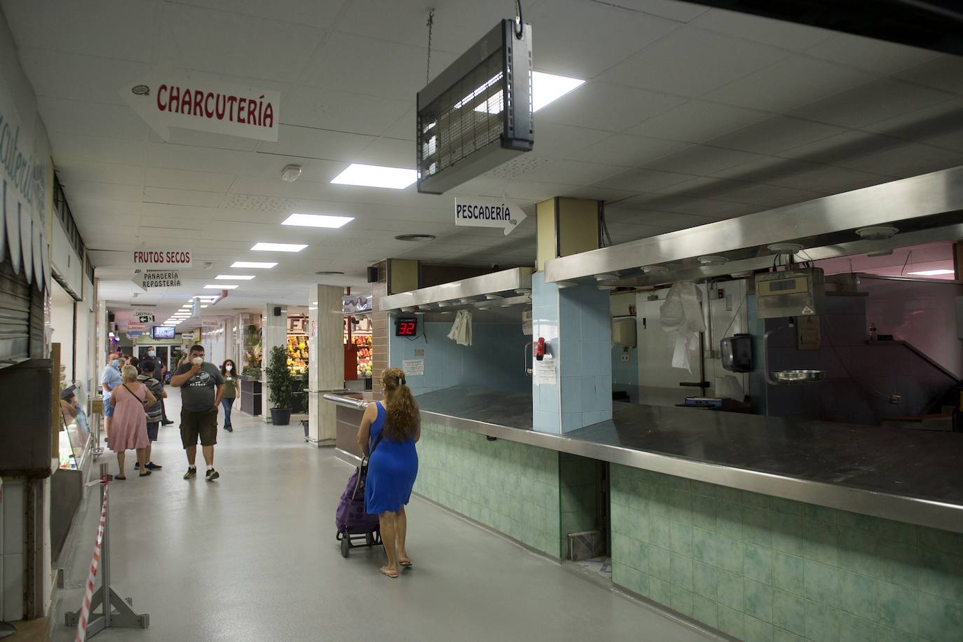Fotos: La plaza de abastos de Vistabella, en Murcia, se refuerza ante posibles DANAs