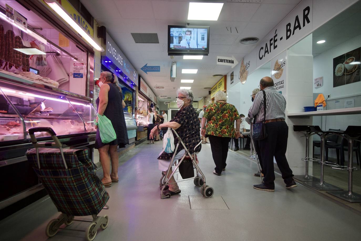 Fotos: La plaza de abastos de Vistabella, en Murcia, se refuerza ante posibles DANAs