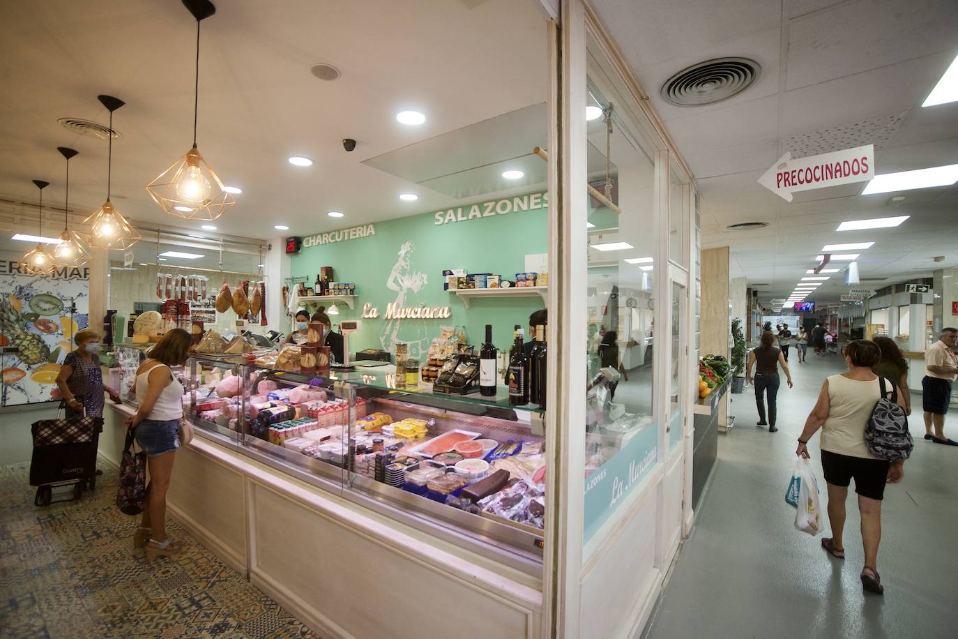 Fotos: La plaza de abastos de Vistabella, en Murcia, se refuerza ante posibles DANAs