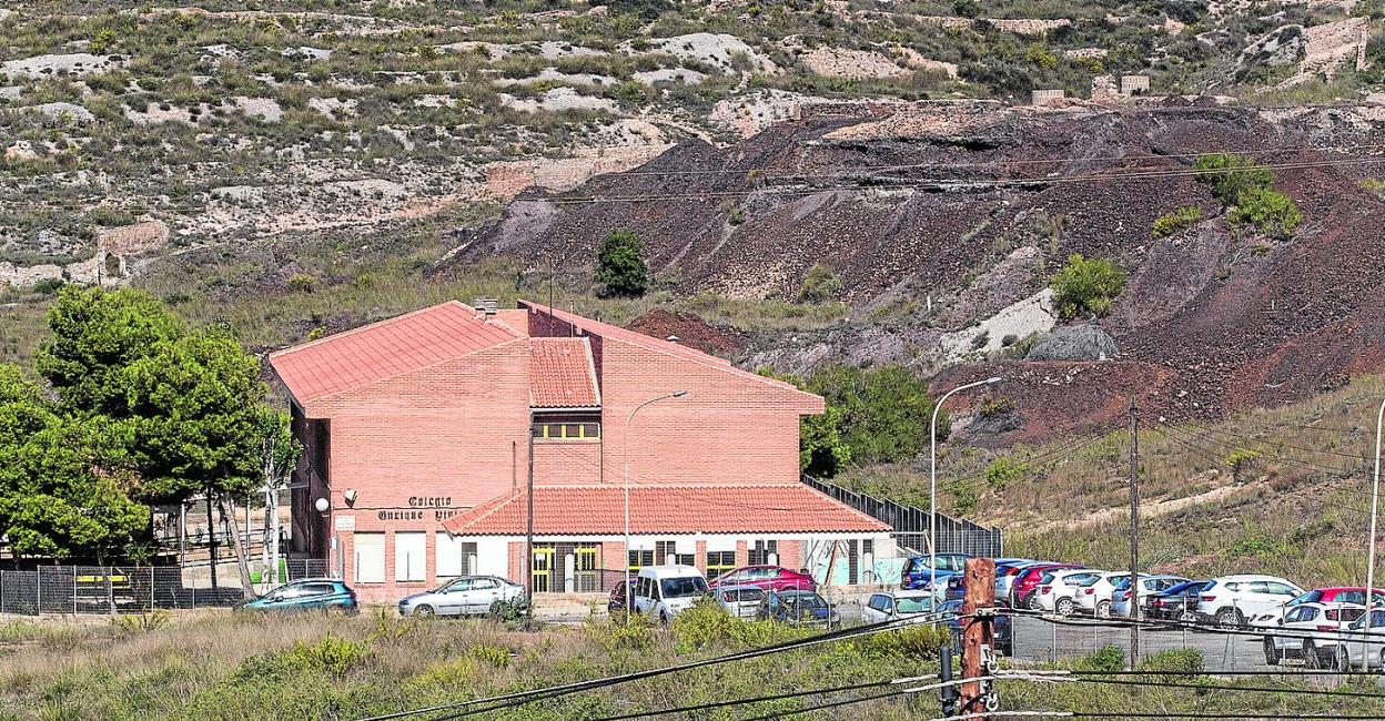 Panorámica del colegio de Educación Especial Enrique Viviente, en La Unión, con la montaña de residuos de plomo a pocos metros. 