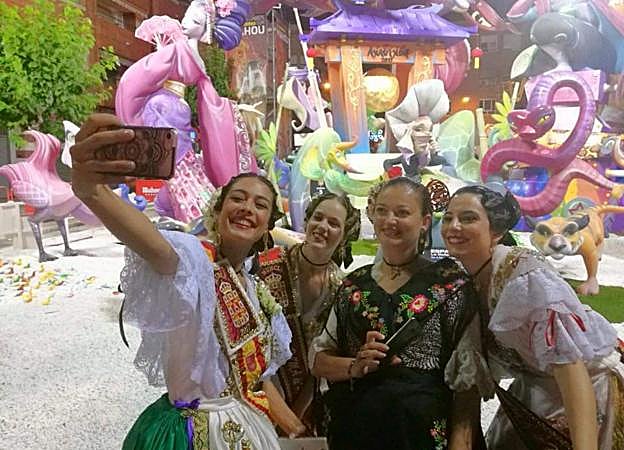 Josefa Noguera, con mantón negro, junto a Paula Goméz (izquierda), Reina de la Huerta 2017, y dos de sus damas de honor.