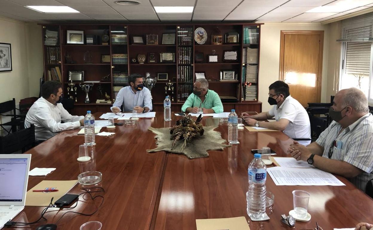 El consejero Antonio Luengo durante su encuentro de trabajo con el nuevo presidente de la Federación de Caza de la Región de Murcia.