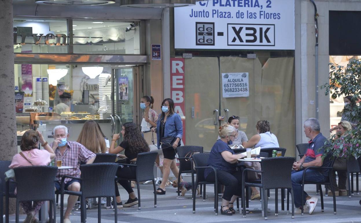 Clientes en la terraza de un establecimiento del centro de Murcia, ayer. 