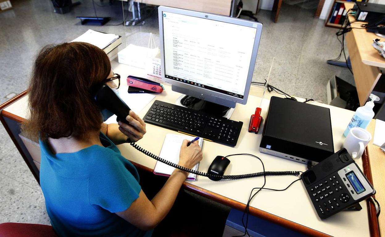 Una trabajadora de Salud realiza labores de rastreo.