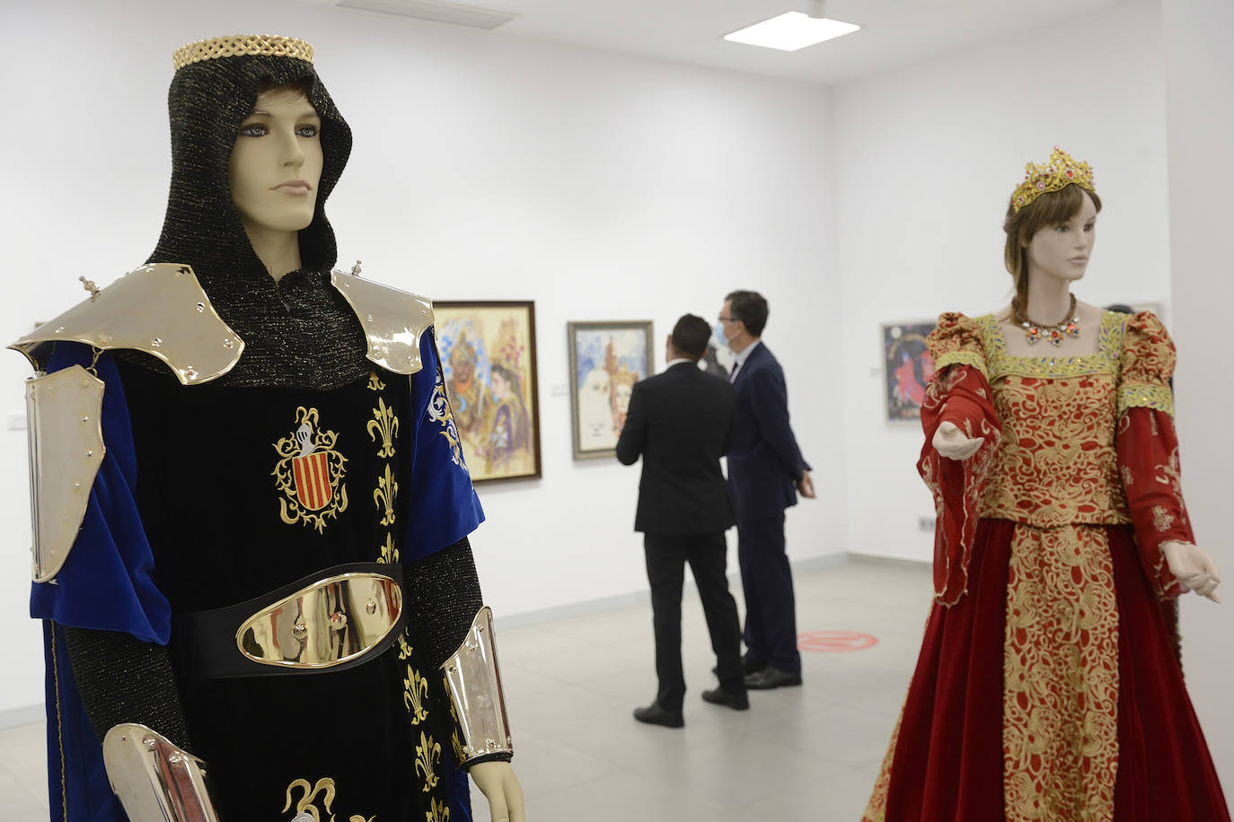 Fotos: Moros y Cristianos exhiben sus trajes, carteles y vídeos en La Glorieta