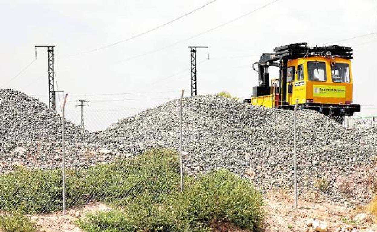 Obras de reparación del tendido férreo en el tramo entre El Reguerón y Riquelme-Sucina.
