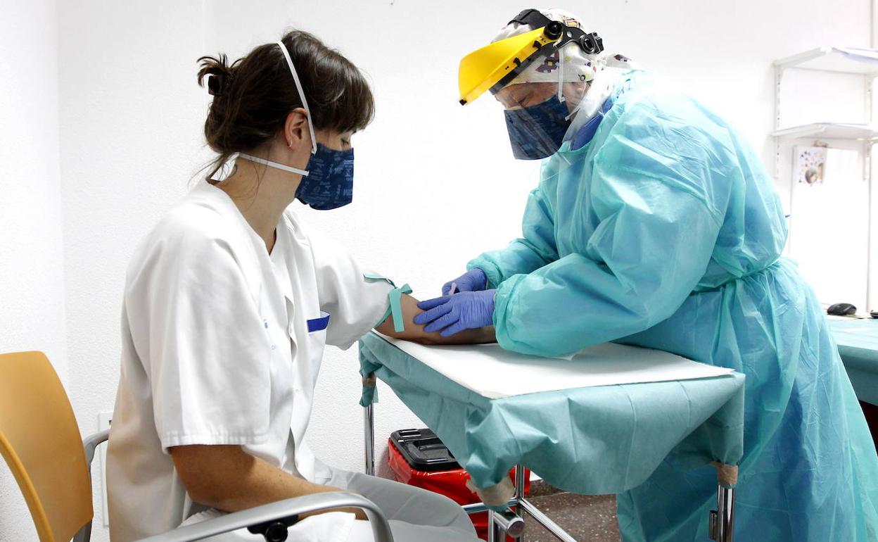 Un sanitario realiza una PCR en un centro de salud de Murcia. 