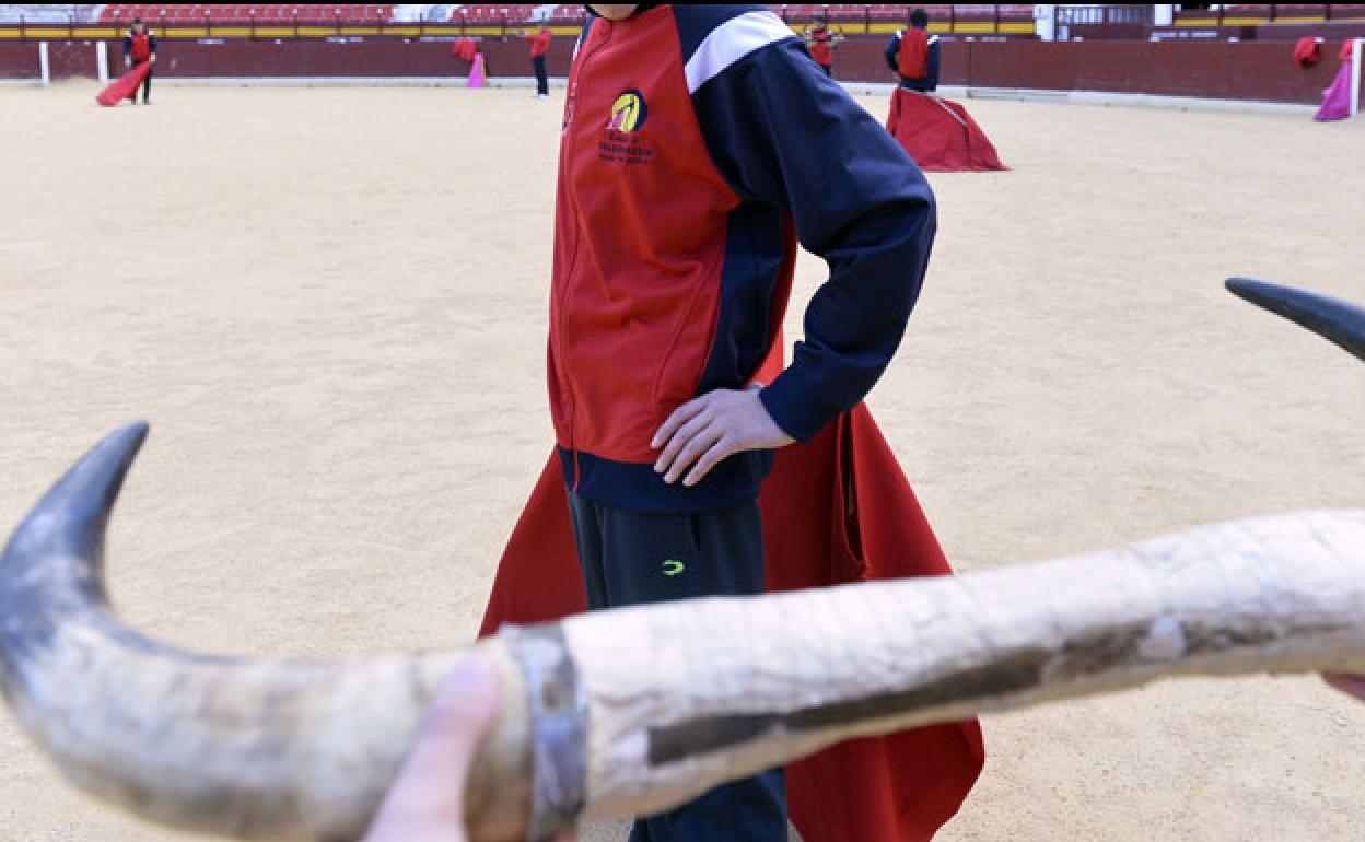 Clase práctica en la Escuela Taurina de Murcia, en una imagen de archivo.