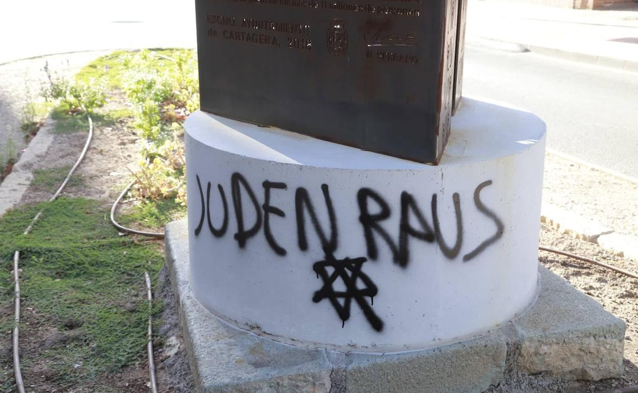 Una de las pintadas neonazis dibujadas en el monumento a los cartageneros deportados a los campos de concentración.