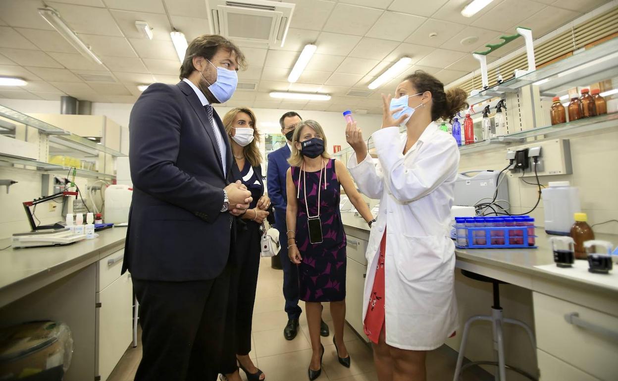 Visita del consejero Miguel Motas a los laboratorios de investigación.