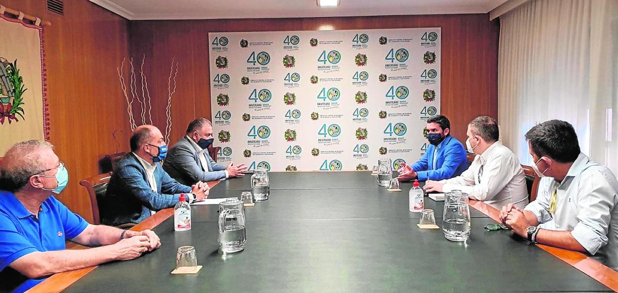 Luengo (al fondo a la derecha) frente a Jiménez, con los demás directivos del Sindicato de Regantes. 