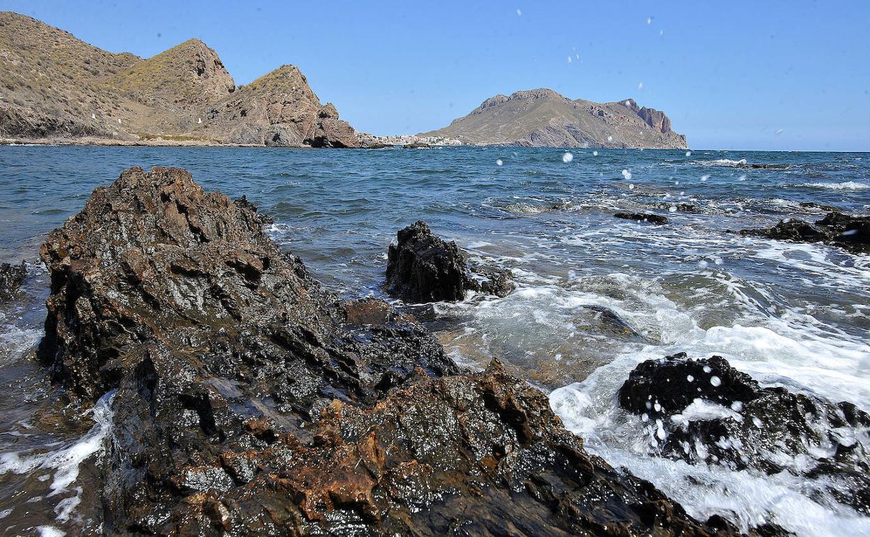 Cabo Cope, al fondo, junto a la pedanía de Calabardina.