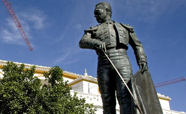 Sevilla. A las puertas de la Real Maestranza de Caballería se levantó un monumento en bronce en su honor en el año 2003. 