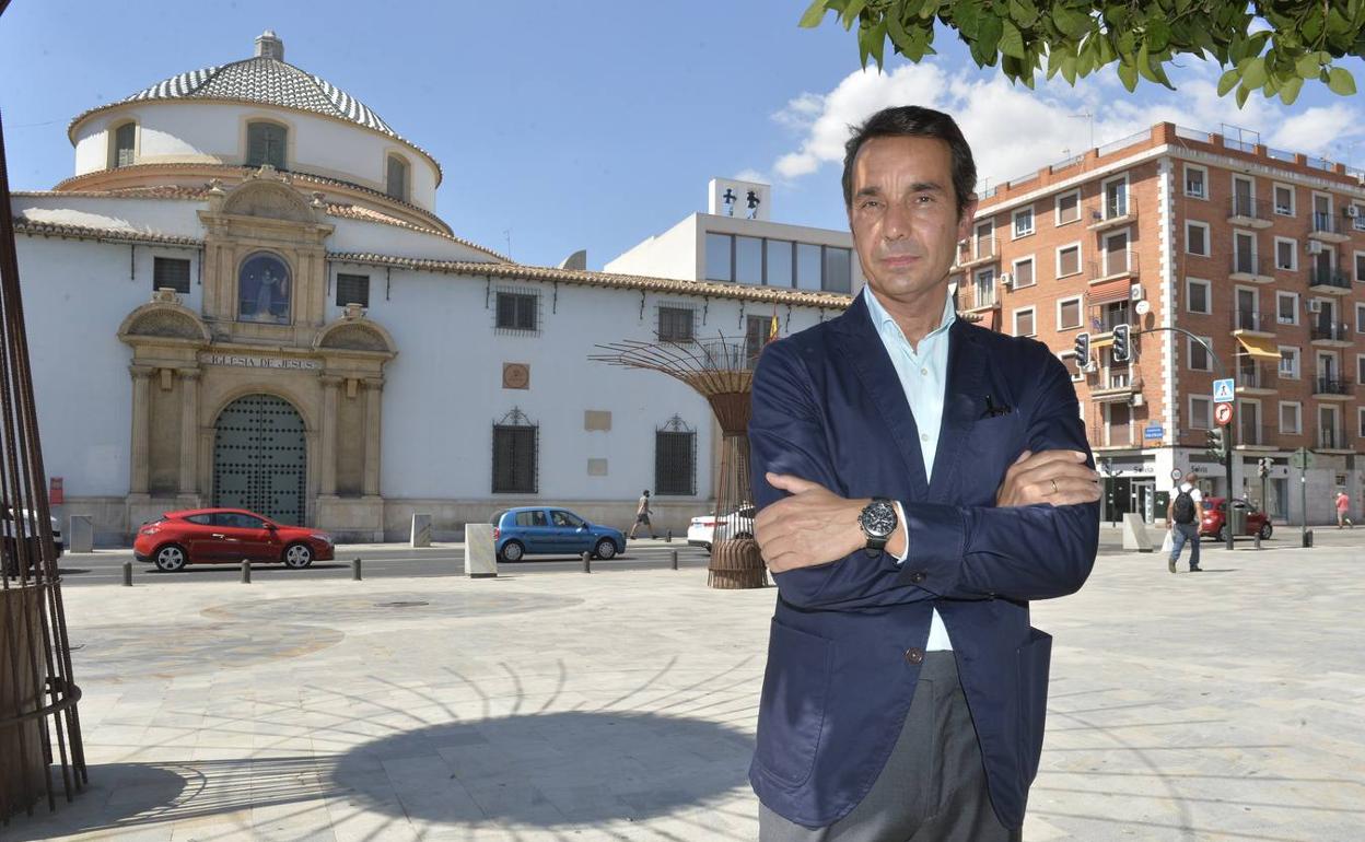 Emilio Llamas Sánchez, ayer, delante de la iglesia de Jesús. 