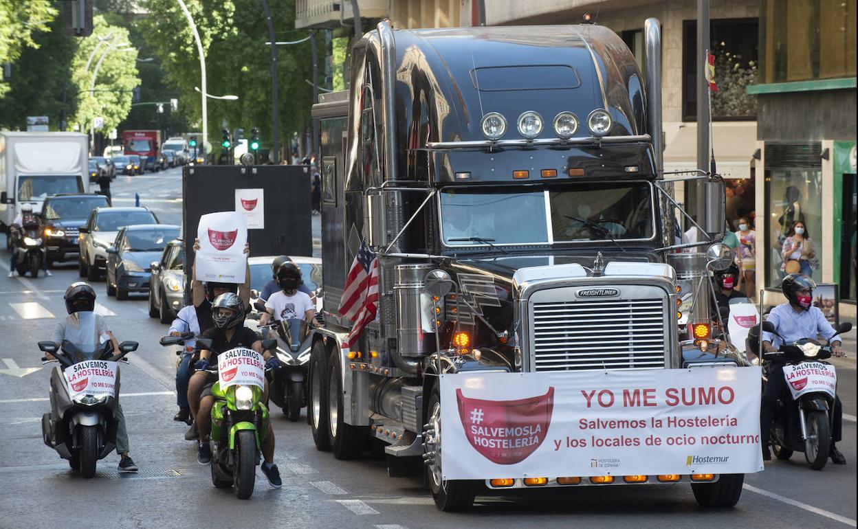 Cabecera de la manifestación de coches convocada por Hostemur, este viernes, por la Gran Vía. 