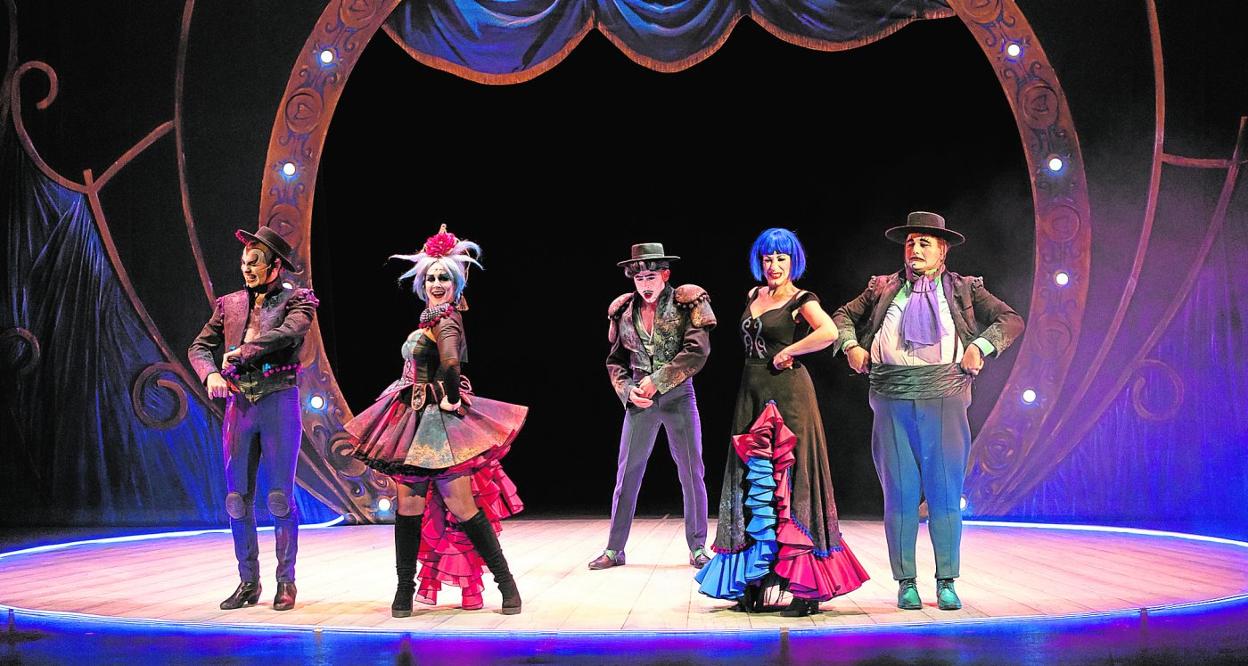 Artistas del espectáculo 'The Opera Locos', de Yllana, con el que el Festival de Teatro de Molina de Segura inaugura mañana su 51 edición. 