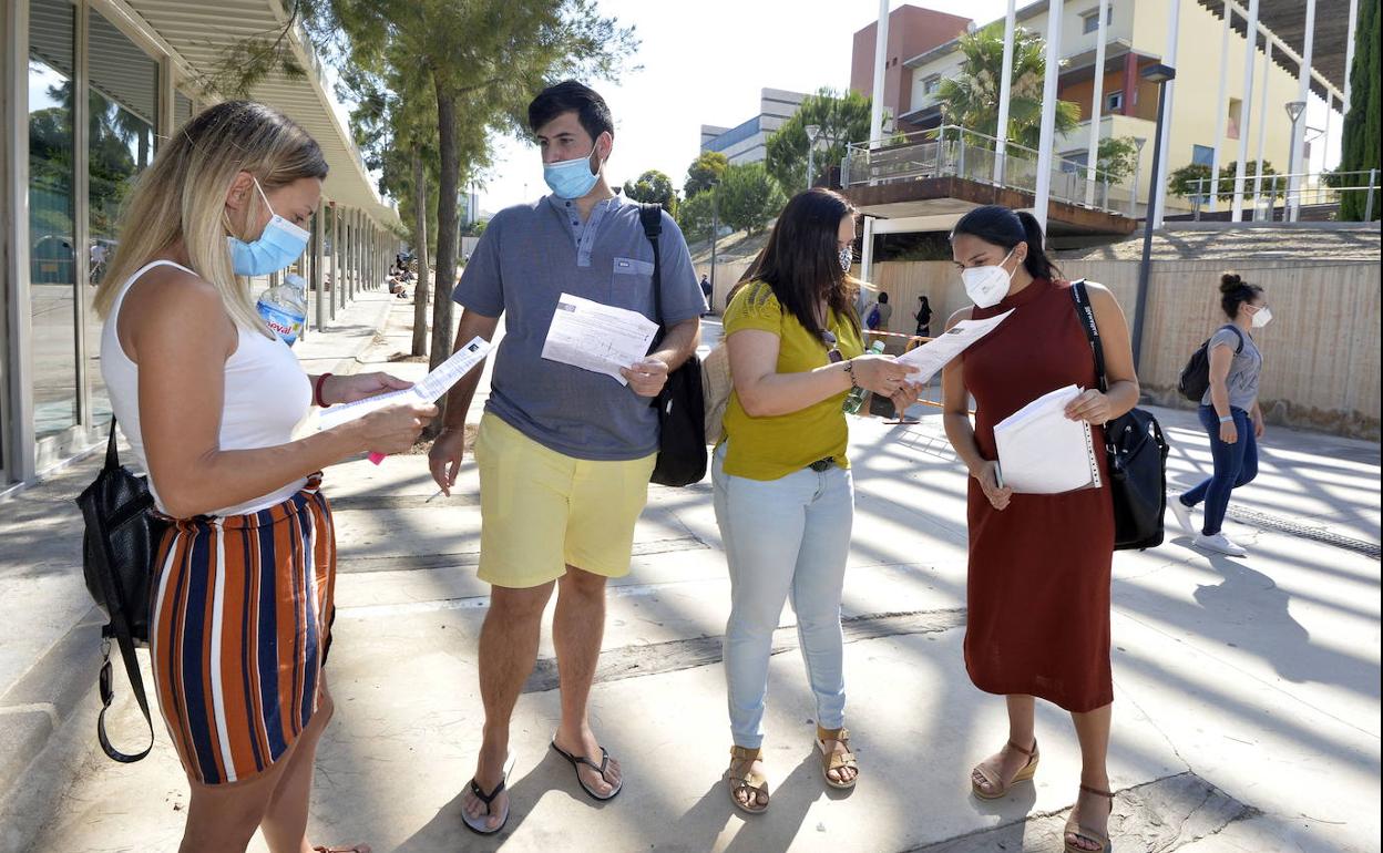 Alumnos de la UMU, el pasado jueves, en el campus de Espinardo, durante los exámenes de la Ebau.