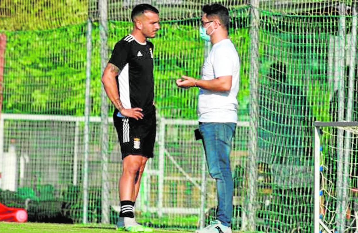 Paco Belmonte y Elady Zorrilla charlan durante el entrenamiento del Cartagena, ayer en Pinatar Arena. 