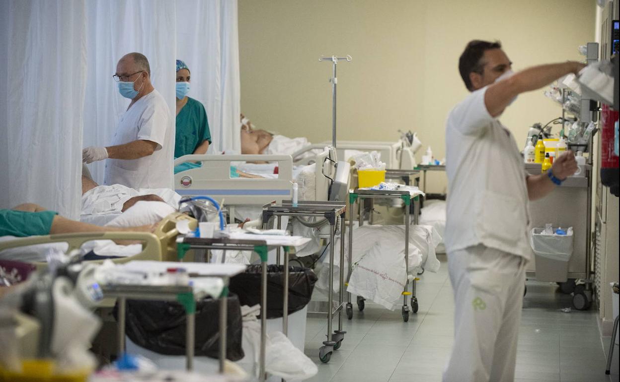 Sanitarios trabajando en la UCI del hospital Reina Sofía de Murcia, este jueves.