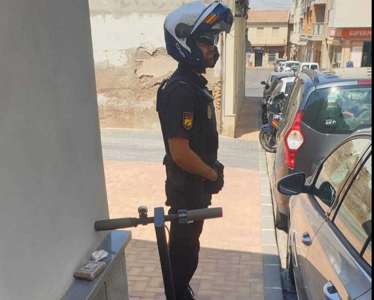 Un agente, con la droga y el vehículo confiscados. 