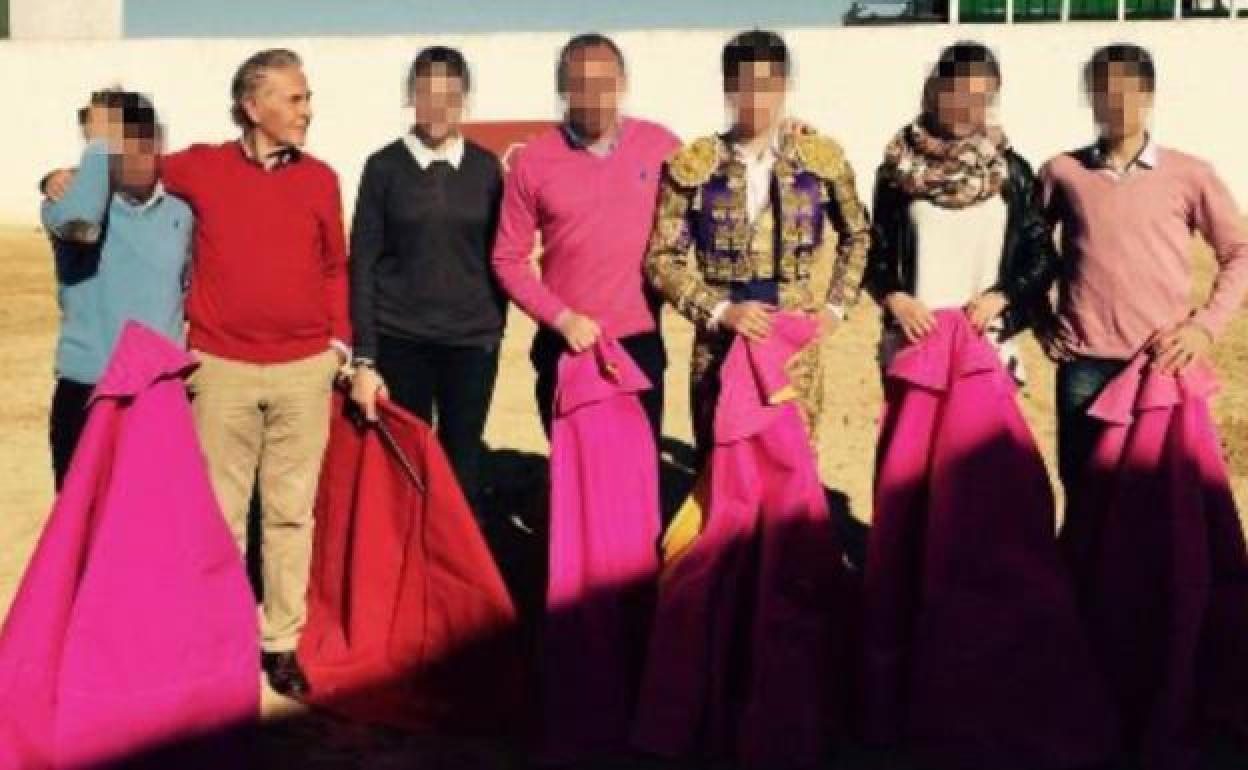 El presunto pederasta, J.M.O., segundo por la izquierda, en una imagen tomada junto a alumnos y personal de la Escuela Taurina