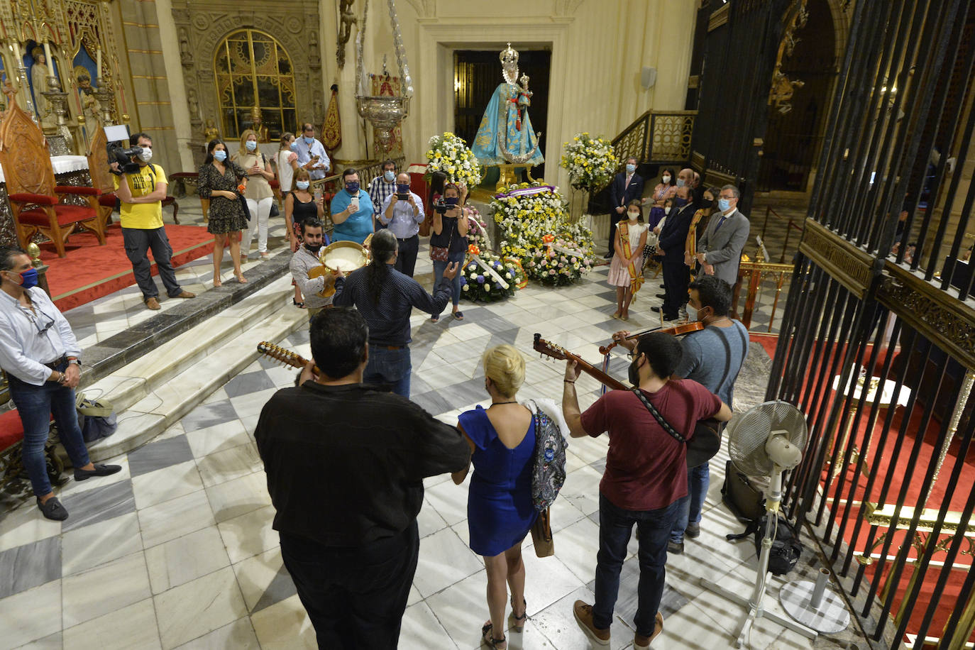 Fotos: Ofrenda floral a la Patrona a puerta cerrada