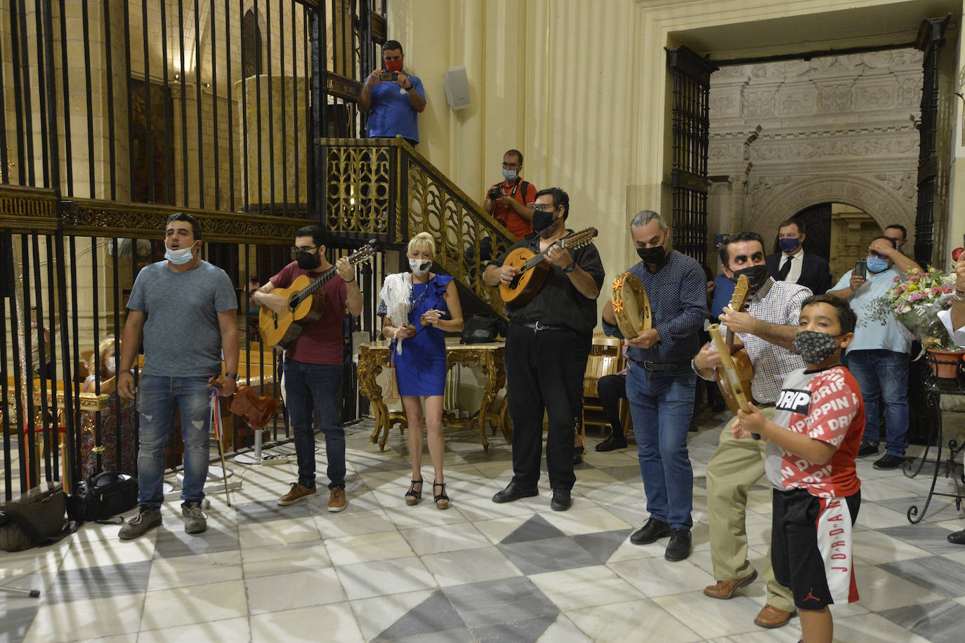 Fotos: Ofrenda floral a la Patrona a puerta cerrada