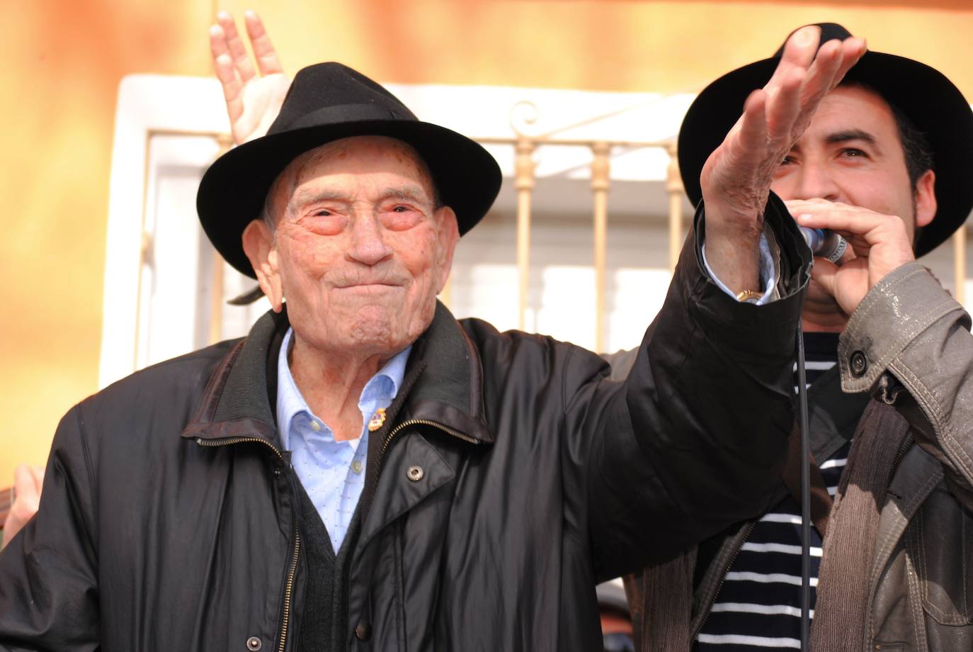 El Tío Juan Rita agradece el cariño del público, en 2013, en la XXXV Fiesta de las Cuadrillas de Barranda.