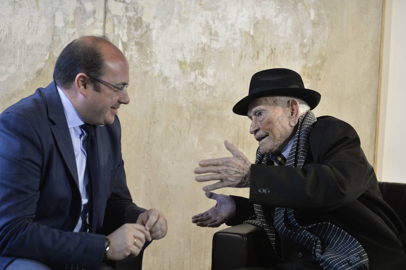 El expresidente regional Pedro Antonio Sánchez y el Tío Juan Rita charlando en 2016.